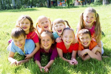 Çocuklar dışarıda park