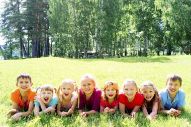 Çocuklar dışarıda park