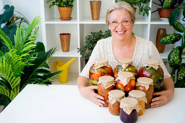 Turşu gıda ile üst düzey Bayan