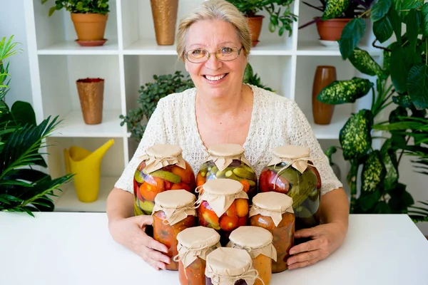 Turşu gıda ile üst düzey Bayan