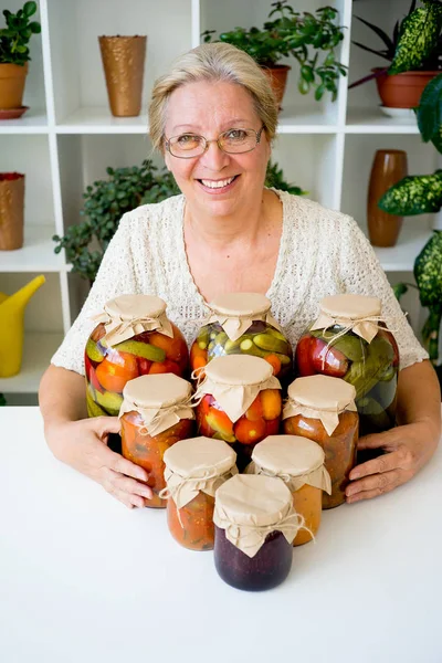 Turşu gıda ile üst düzey Bayan