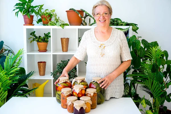 Turşu gıda ile üst düzey Bayan