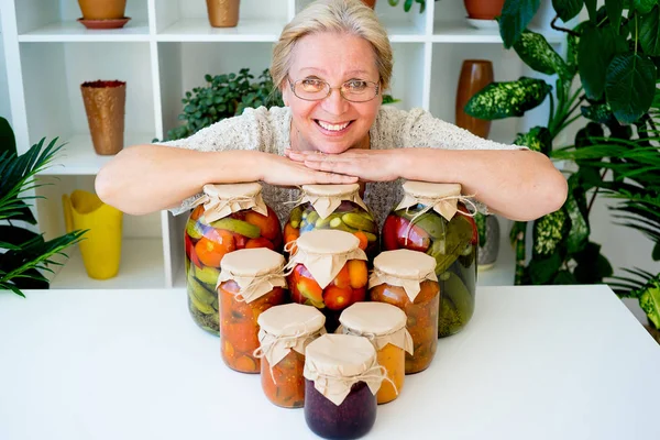 Señora mayor con comida en escabeche — Foto de Stock