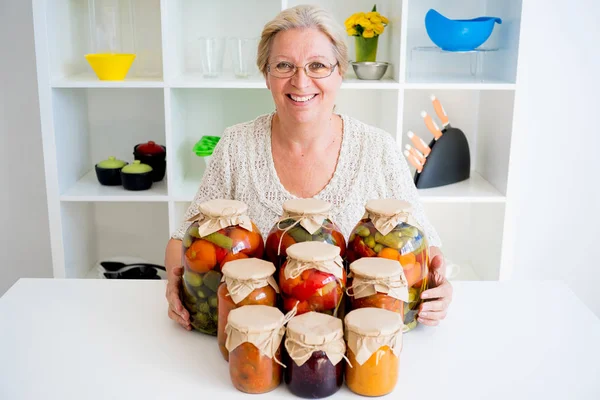 Turşu gıda ile üst düzey Bayan