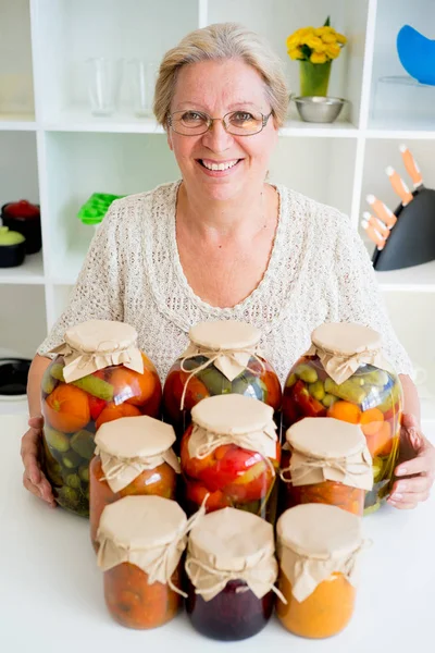 Turşu gıda ile üst düzey Bayan