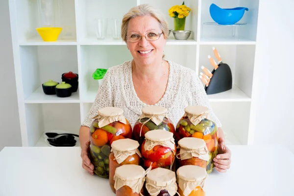 Turşu gıda ile üst düzey Bayan