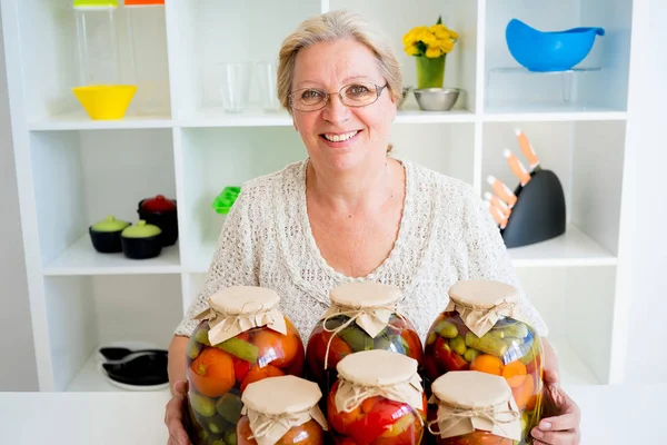 Turşu gıda ile üst düzey Bayan