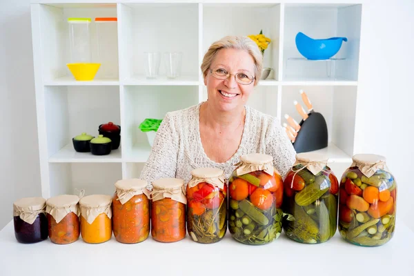 Senior senhora com comida em conserva — Fotografia de Stock