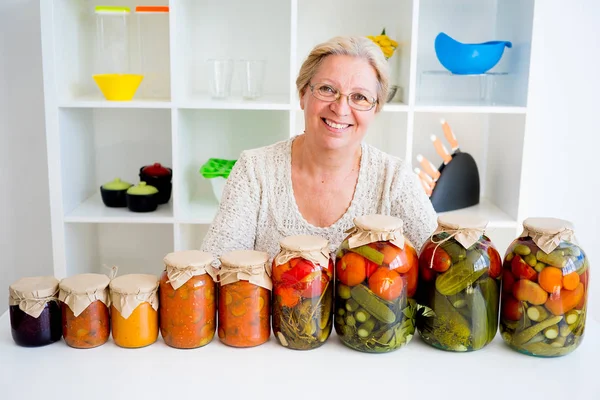 Senior senhora com comida em conserva — Fotografia de Stock