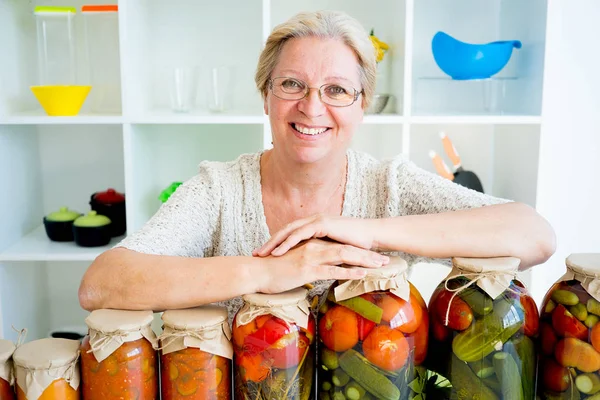 Turşu gıda ile üst düzey Bayan