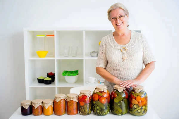 Senior senhora com comida em conserva — Fotografia de Stock
