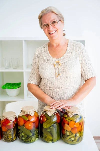 Señora mayor con comida en escabeche —  Fotos de Stock