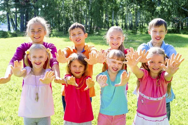 Çocuklar dışarıda park