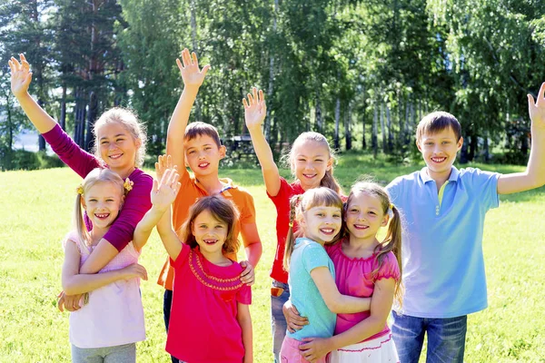 Kinderen buiten in park — Stockfoto