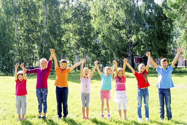 Kinderen buiten in park — Stockfoto