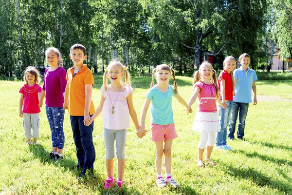 Çocuklar dışarıda park