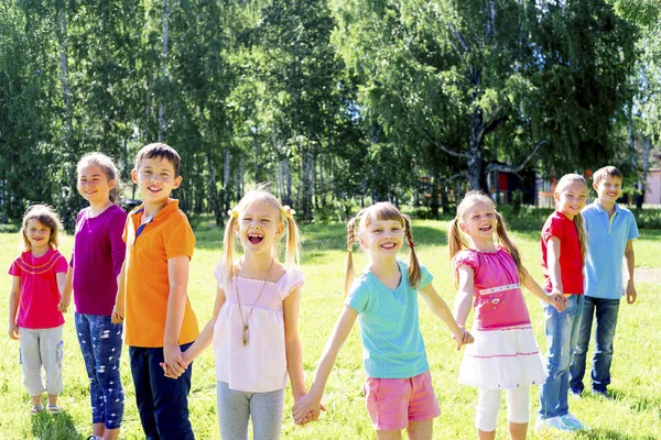 Niños afuera en el parque — Foto de Stock