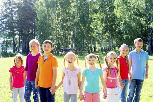 Çocuklar dışarıda park