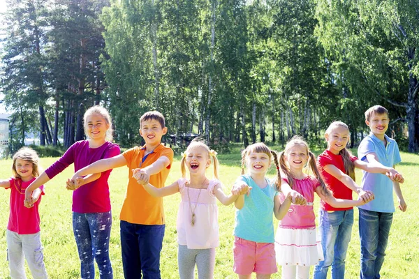 Çocuklar dışarıda park