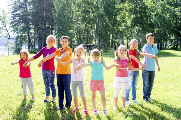 Niños afuera en el parque —  Fotos de Stock