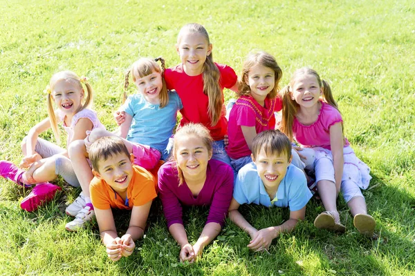 Enfants dehors dans le parc — Photo