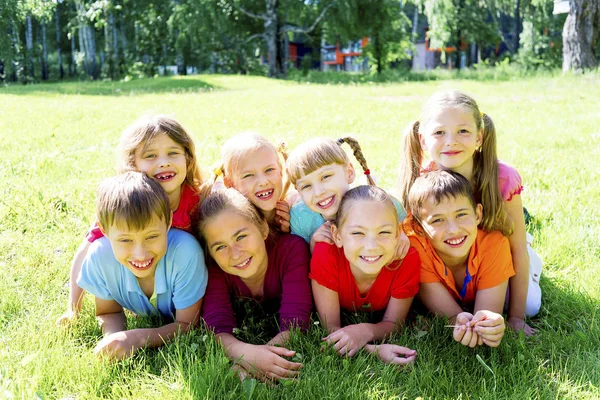 Niños afuera en el parque — Foto de Stock