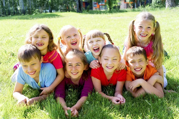 Niños afuera en el parque — Foto de Stock