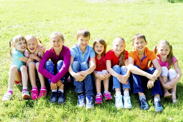 Çocuklar dışarıda park