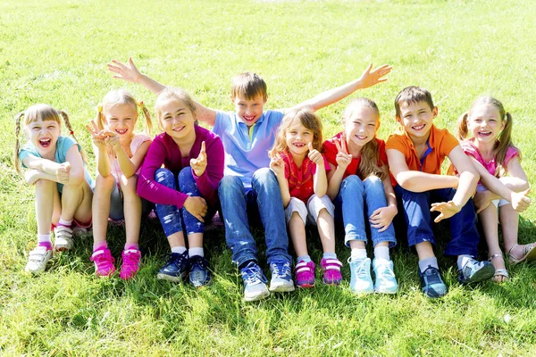 Kids outside in park — Stock Photo, Image