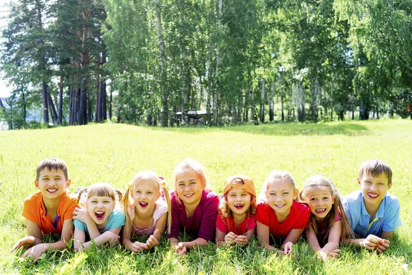 Çocuklar dışarıda park