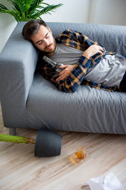 Alkollü sarhoş adam