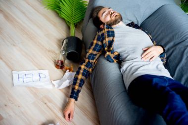 Alkollü sarhoş adam