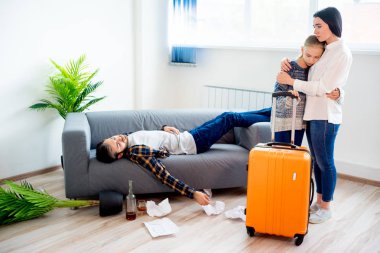 Leaing alkollü koca karısıdır