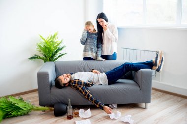 Alkol aile sorunları ile ilgili.