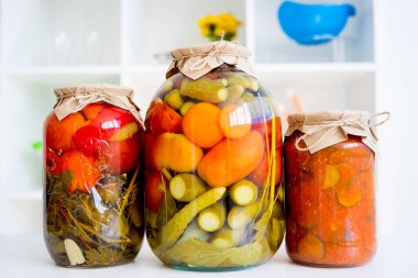 kavanoz turşu sebze ile