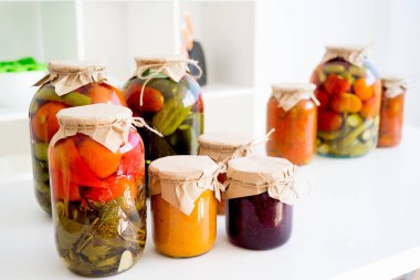 kavanoz turşu sebze ile