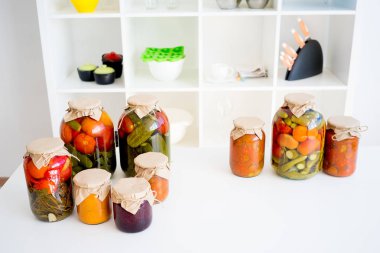 kavanoz turşu sebze ile