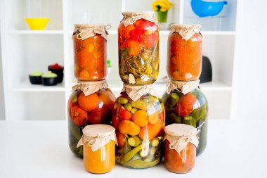 kavanoz turşu sebze ile