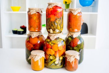 kavanoz turşu sebze ile