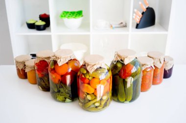 kavanoz turşu sebze ile