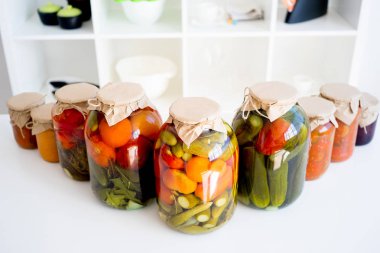 kavanoz turşu sebze ile