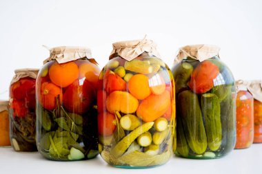 kavanoz turşu sebze ile