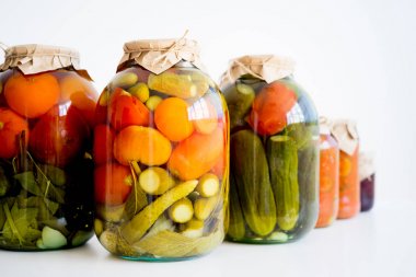 kavanoz turşu sebze ile