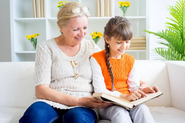 Großmutter und Enkelin — Stockfoto