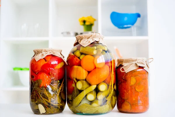 Frascos con verduras en vinagre —  Fotos de Stock