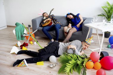 akşamdan sonra bir parti