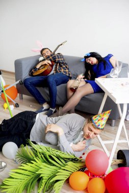 akşamdan sonra bir parti