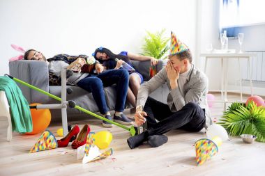 akşamdan sonra bir parti