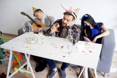 akşamdan sonra bir parti