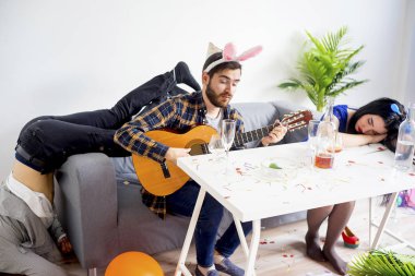 akşamdan sonra bir parti